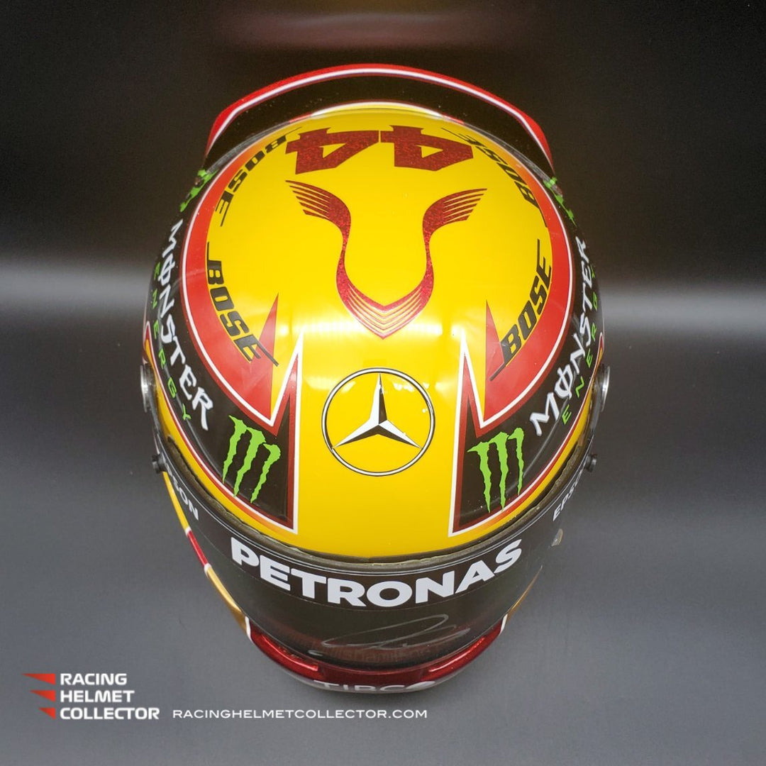 国内外の人気集結！ Lewis on Mounted Visor Issued Race Helmet Signed Hamilton スポーツ選手
